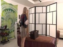 【素人】  [隠し撮りスレンダー美少女がセラピストのテクニックに即堕ち。彼氏のことも忘れ、本能の赴くままにクリイキされてしまう。