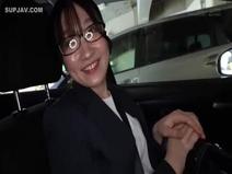 【素人】  [自宅でこっそり初撮影奨学金450万円の新卒。見た目は地味だが、脱ぐと超むっちりエロマンガ体型。清香 24歳 佐藤白花